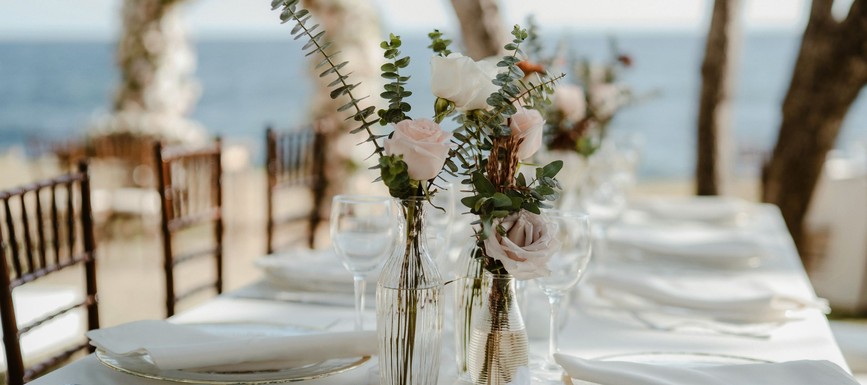 Romantischer Hochzeittisch am Strand der Malediven: Ein unvergesslicher Moment