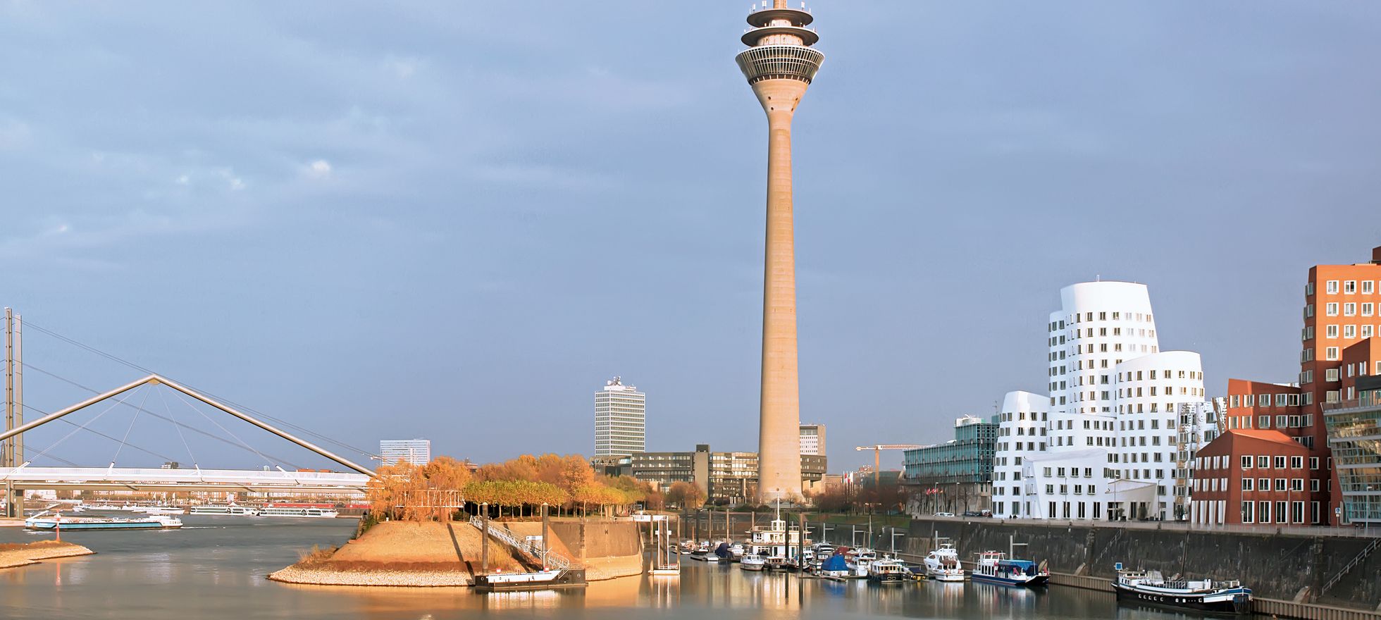 Vue sur la tour du Rhin à Düsseldorf.