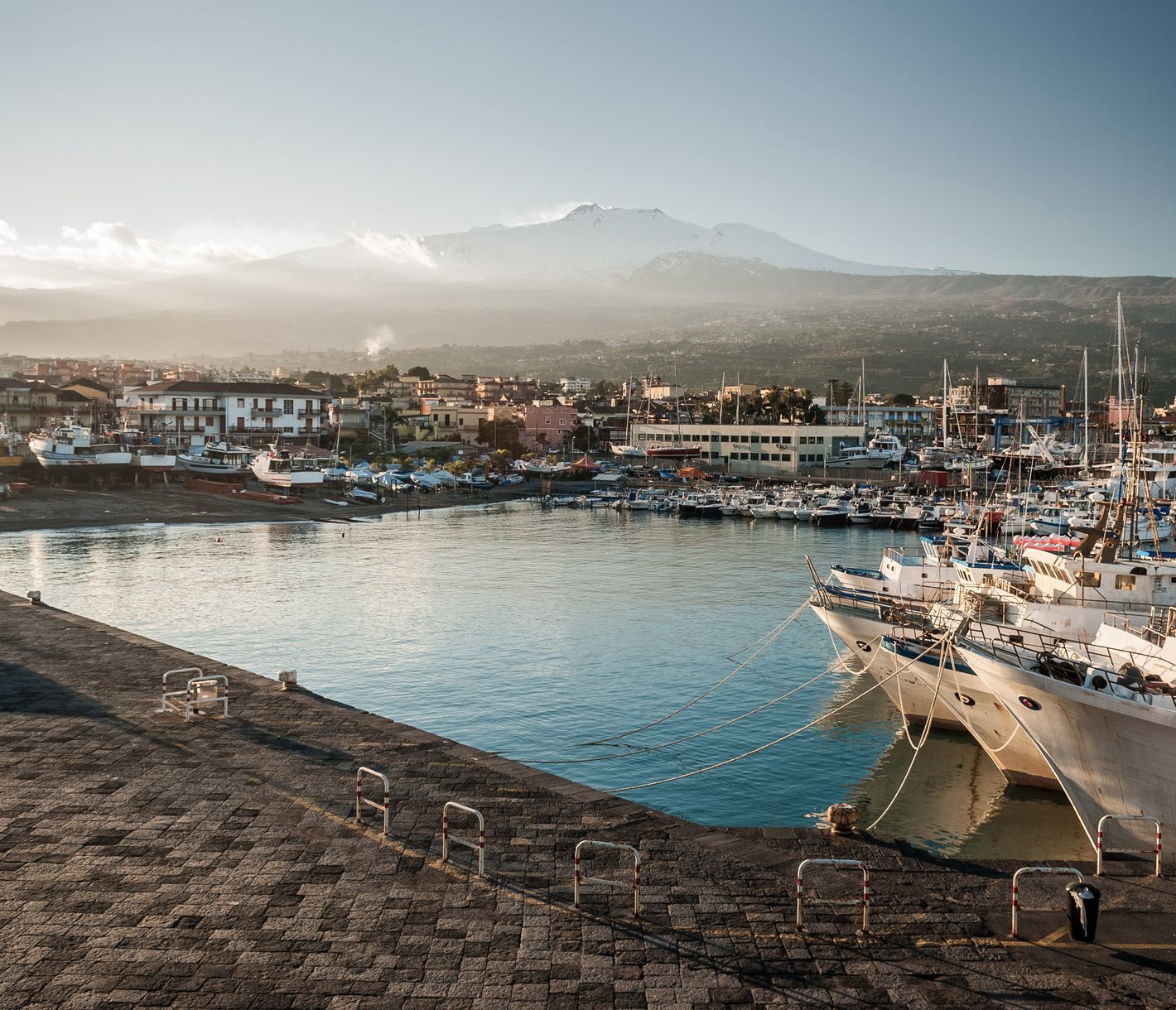 Der Hafen von Riposto mit dem schneebedeckten Ätna am Horizont