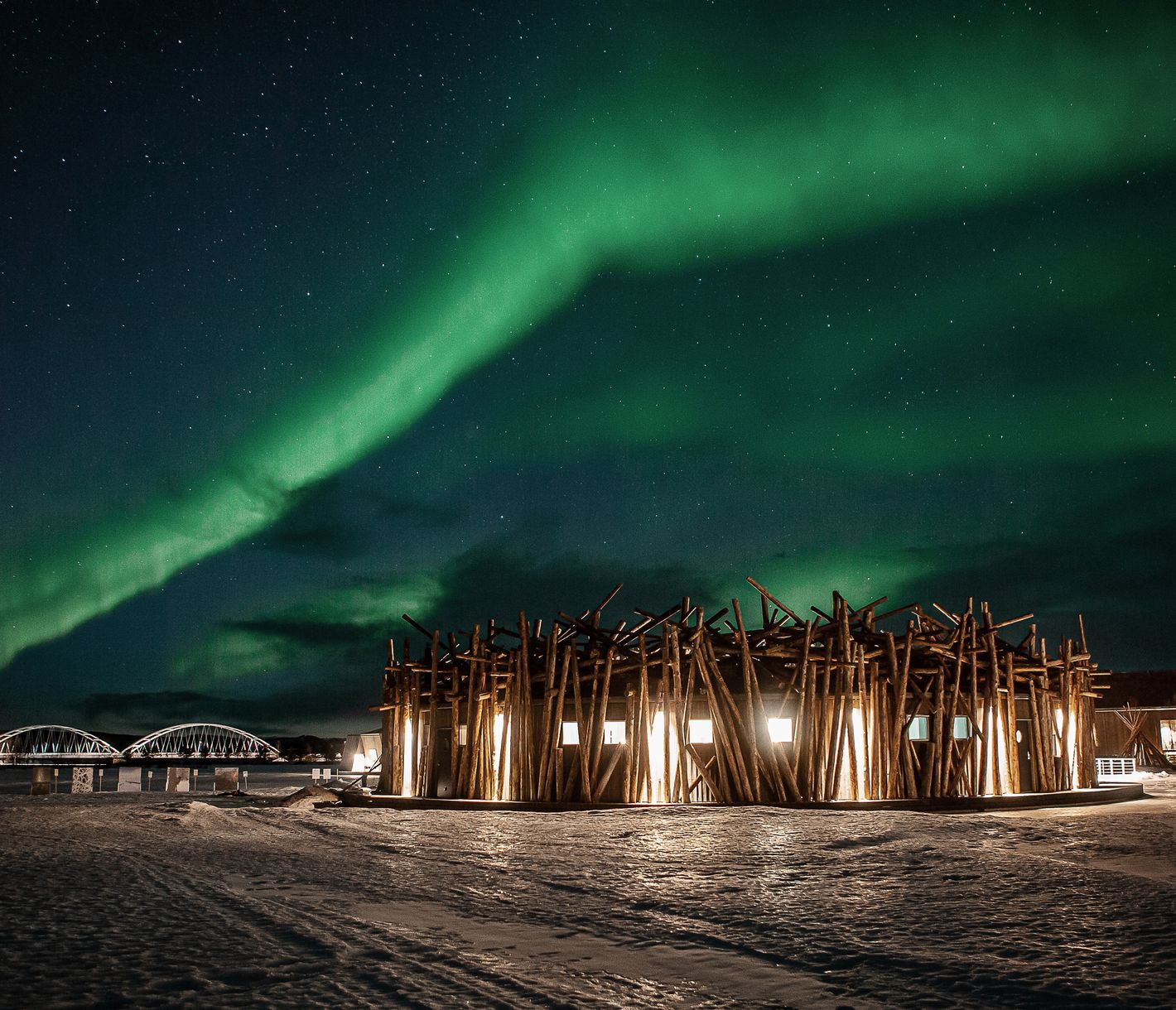 Im Sommer über einen Steg, im Winter über das Eis erreichbar - das Hauptgebäude des Arctic Bath
