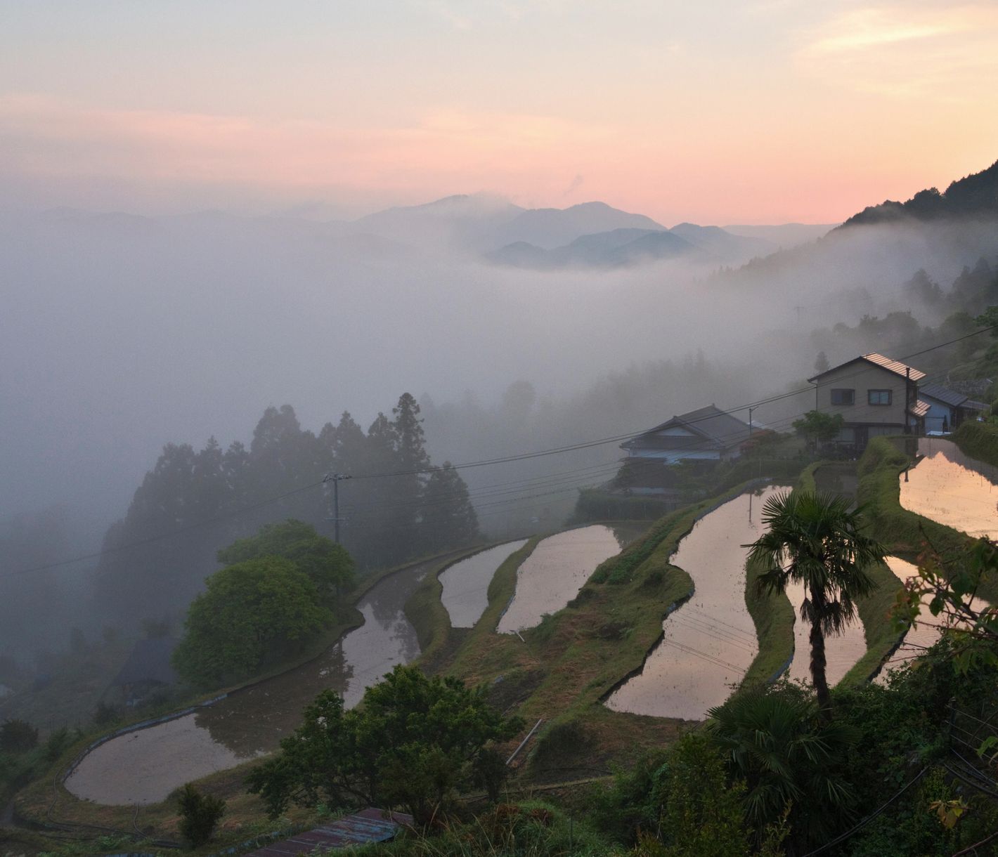 Ein Dorf oberhalb des Nebels