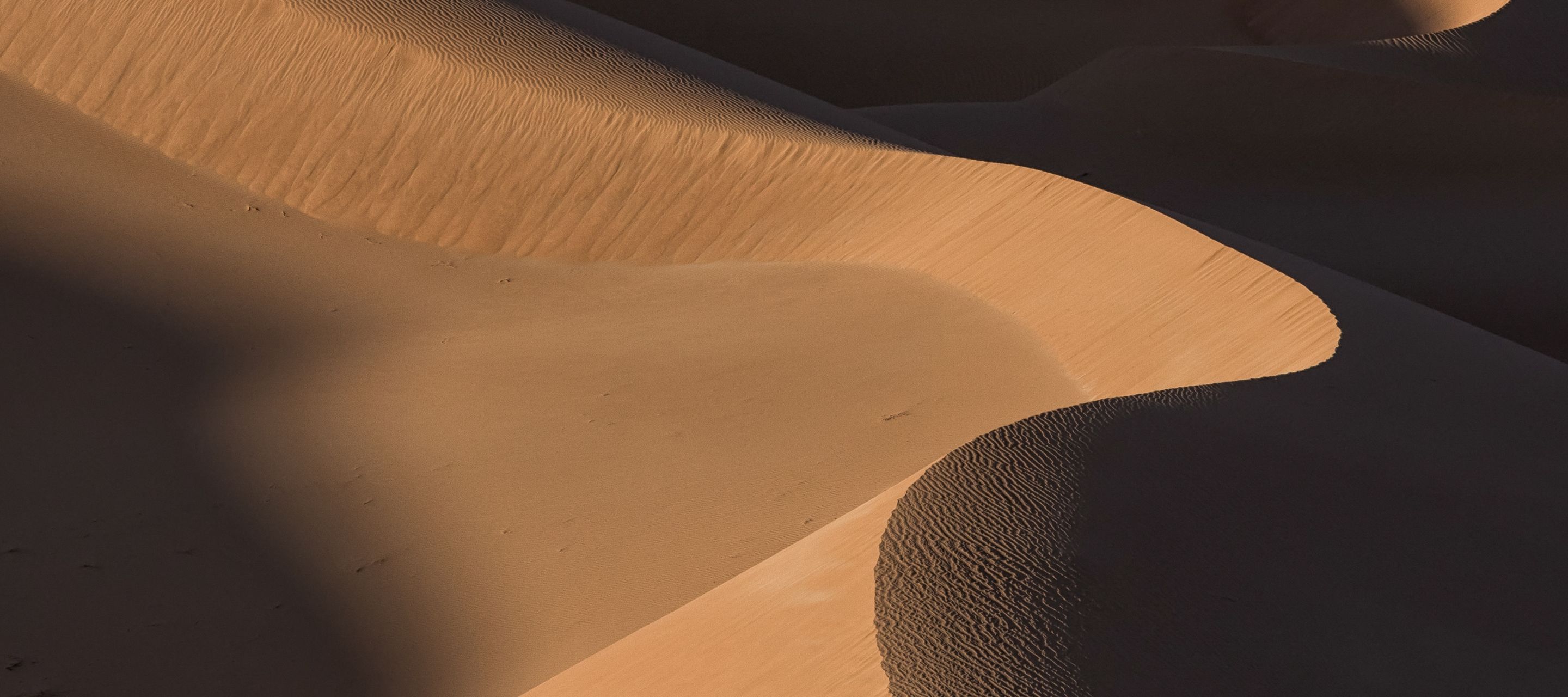 On trouve également des dunes de sable orange foncé à l'intérieur du pays.