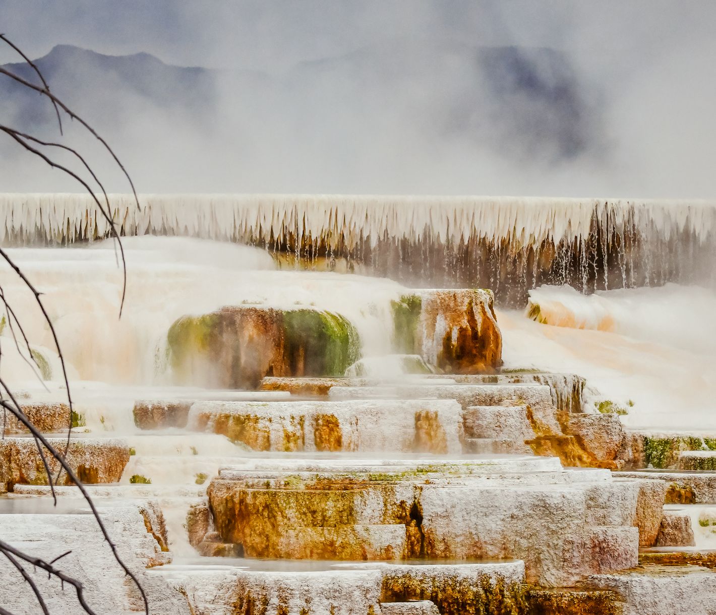 Die Mammoth Hot Springs im nördlichen Teil des Yellowstone National Parks erinnern an eine von innen nach aussen gekehrte Höhle.