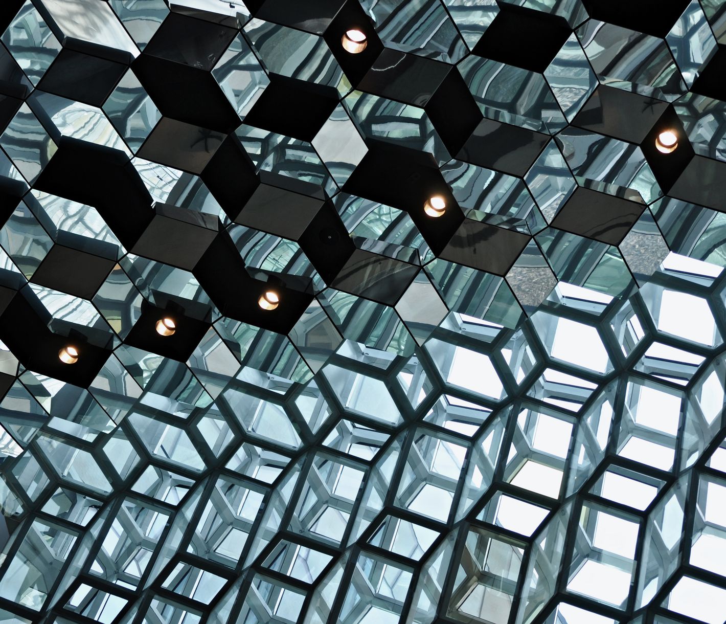 Eine gigantische Fassade aus Glas und Stahl