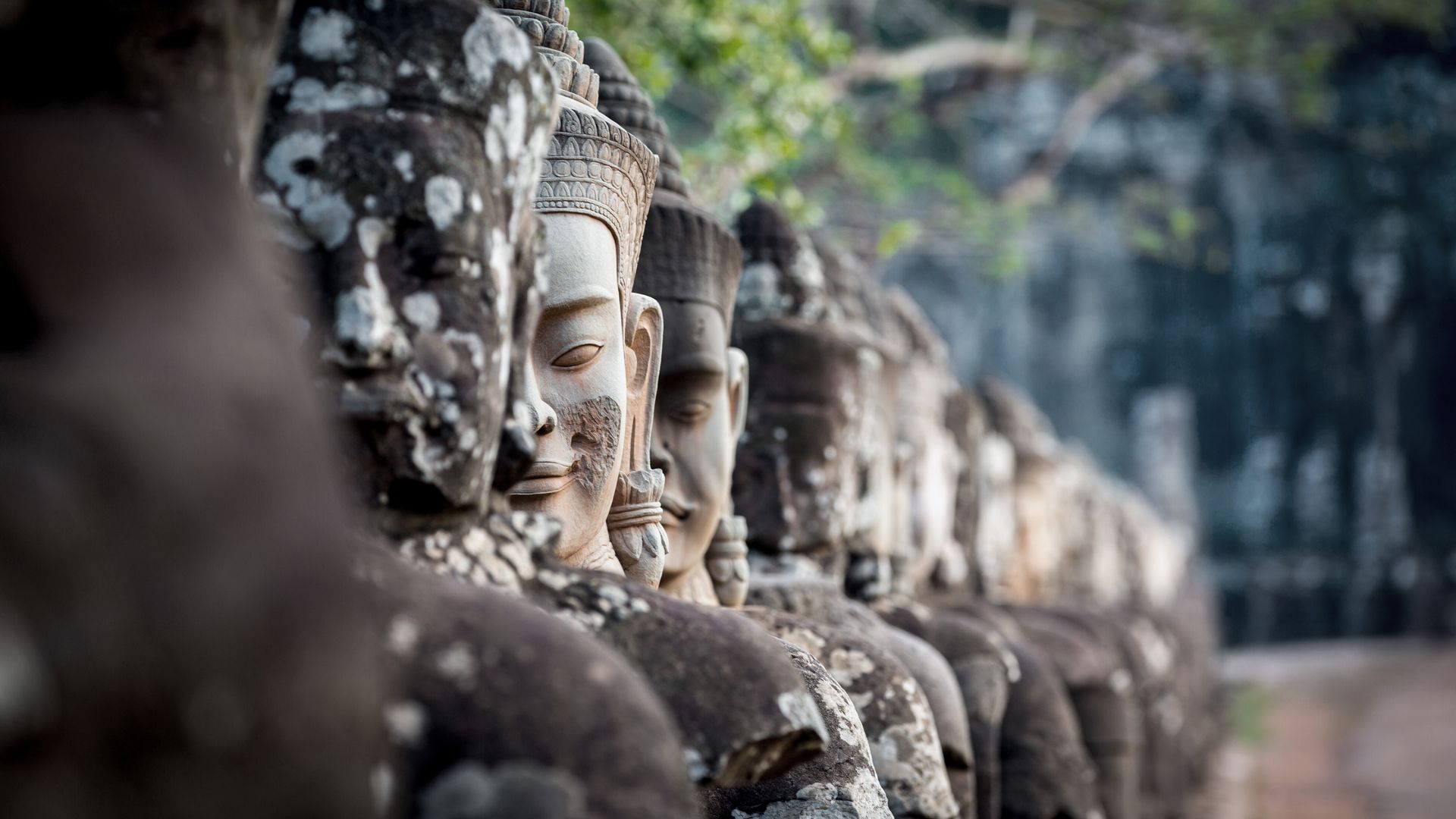 Angkor Thom porte à merveille son nom signifiant "grande ville". Des statues de dieux et de démons flanquent l’entrée.