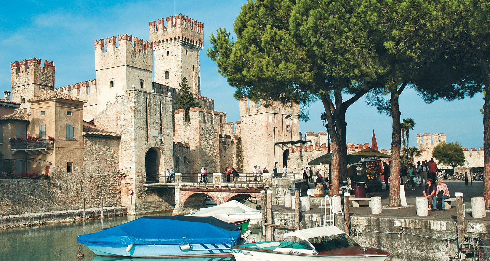 Sicht auf die Scaligerburg in Sirmione.