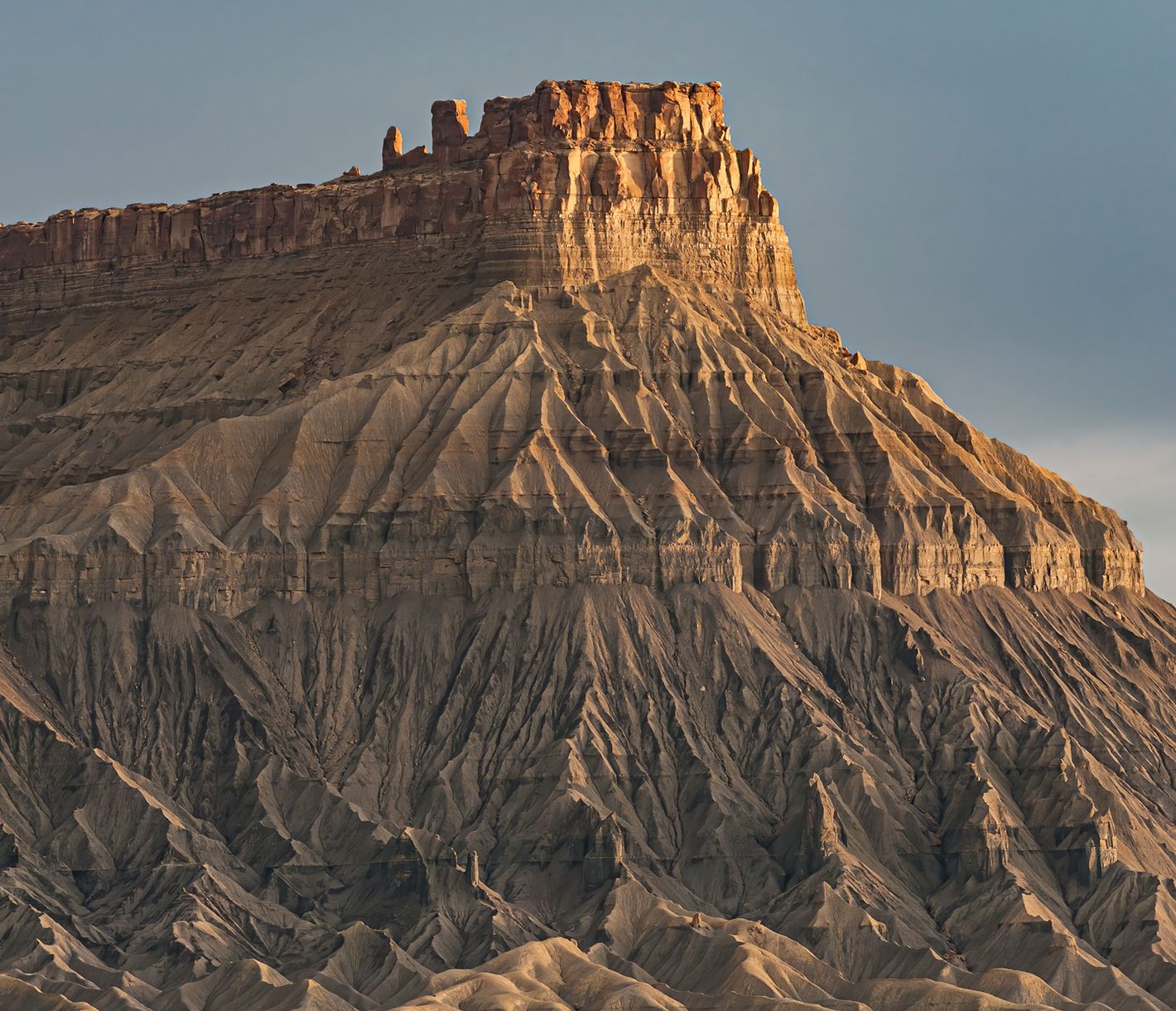 Der imposante Tafelberg North Caineville Mesa befindet sich östlich vom Capitol Reef National Park.