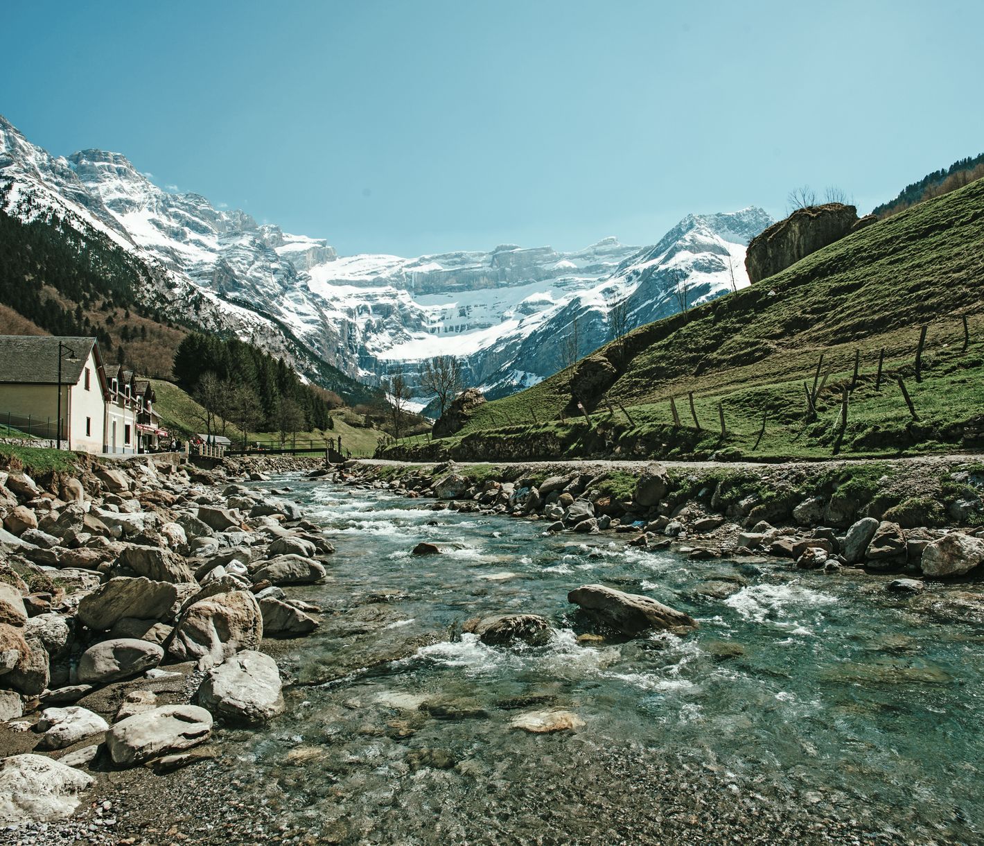 Situé à 1375 m d'altitude dans les Hautes-Pyrénées, Gavarnie-Gèdre est un village typique et authentique des montagnes où l'activité rurale tient encore une place importante aussi bien dans la vie quotidienne que dans l'économie locale.