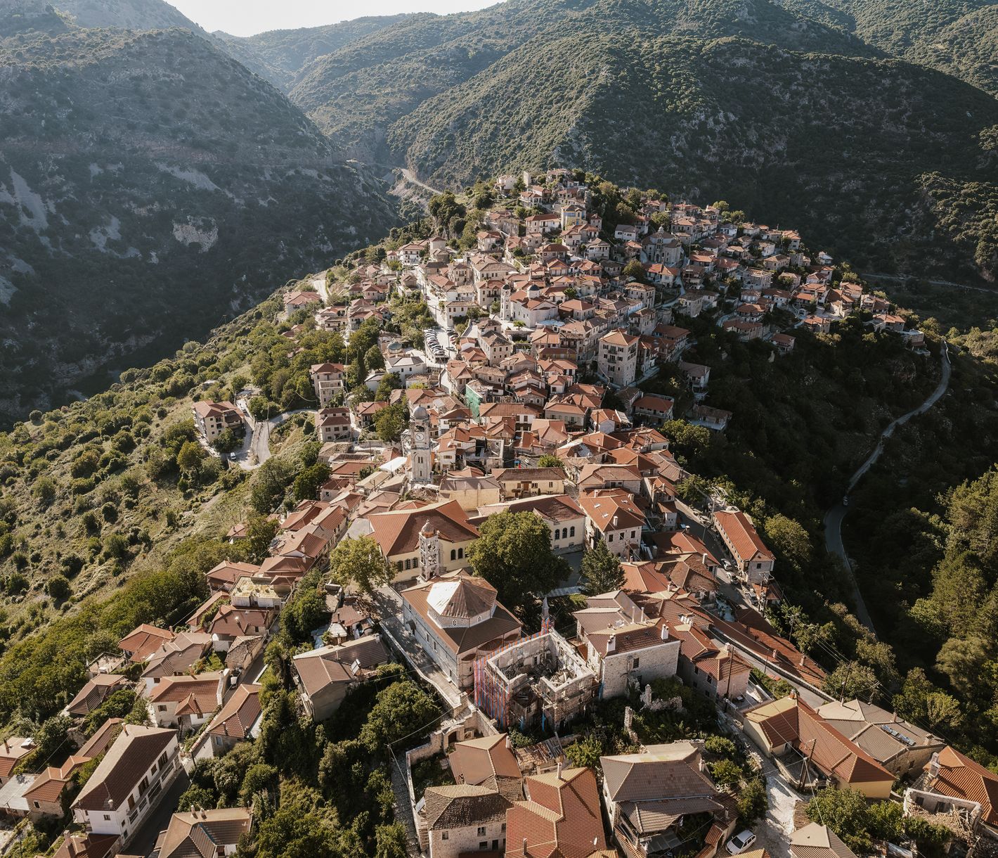 Dimitsana von oben – Bergidylle in Arkadien