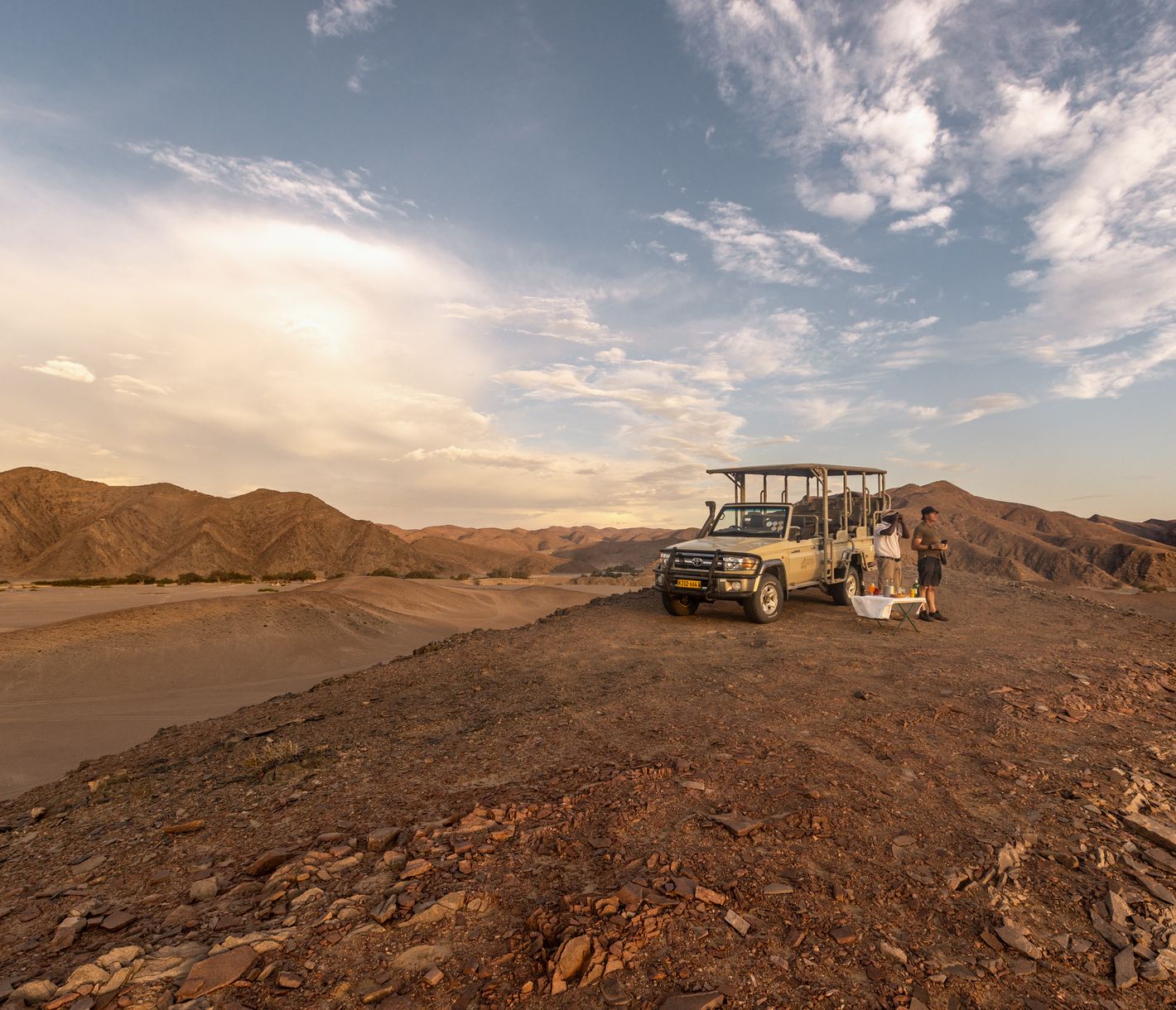 Quand la lumière de fin du jour sublime les paysages chaotiques du Kaokoland