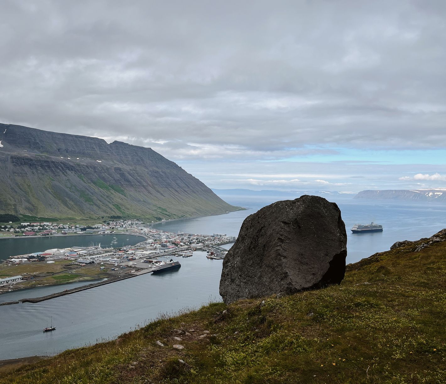 Der "Trollsitz" überhalb von Ísafjördur, dem Hauptort der Westfjorde