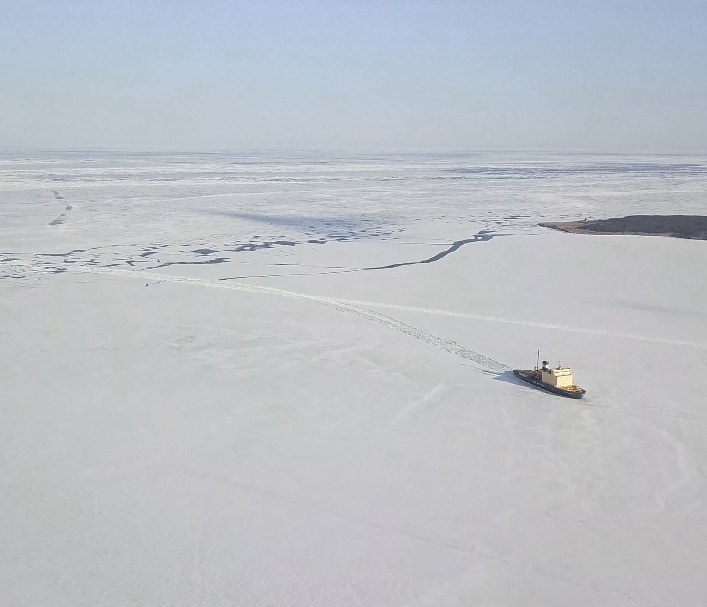 Mit voller Kraft bahnt sich der Eisbrecher seinen Weg durch die Eisschicht