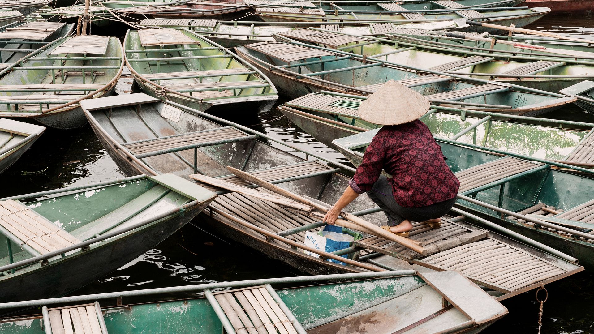 Am besten geniesst man die traumhafte Szenerie von Ninh Binh auf einer gemütlichen Sampan-Fahrt.