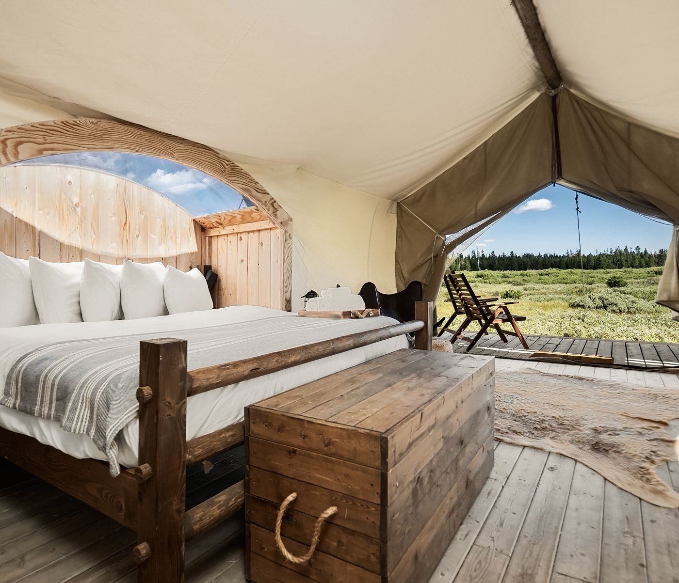 Ein Aufenthalt in den Stargazer Tents der Glamping-Unterkunft Under Canvas gehört zu den Highlights einer Yellowstone-Reise.