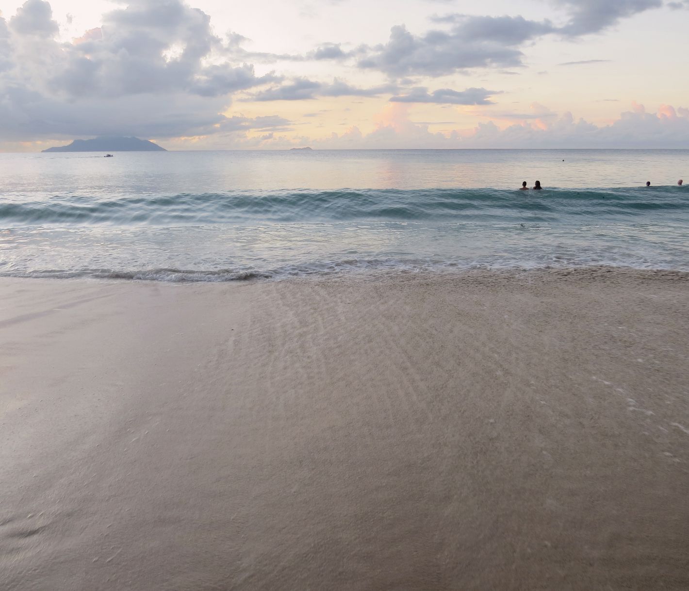 Abendstimmung am Sandstrand von Beau Vallon auf Mahé