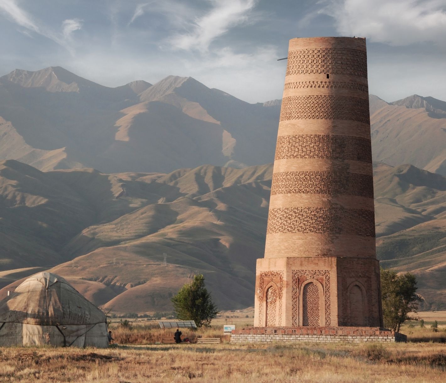 Cette curieuse tour est en réalité un très vieux minaret nommé tour de Bourana.