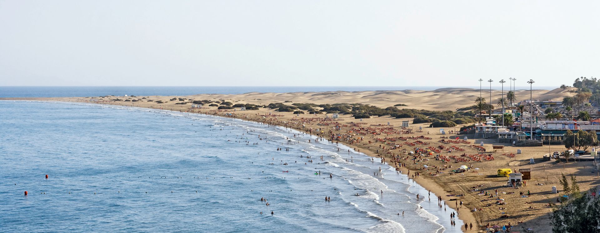 Blick auf den Sandstrand Playa del Ingles und die Dünen von Maspalomas