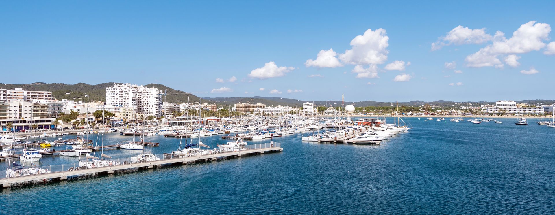 Blick auf den Hafen von San Antonio