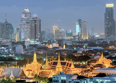 Geschichte kontrastiert mit Moderne: der Wat Phra Kaeo im Herzen der Stadt.