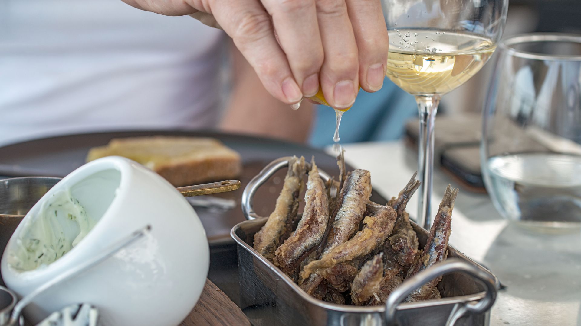 Ein Gericht wird am Tisch zubereitet.