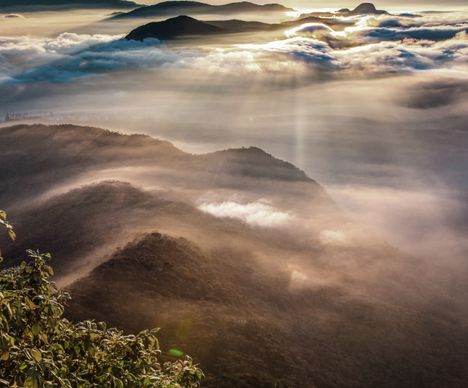 Goldene Sonnenstrahlen über dem Adam’s Peak