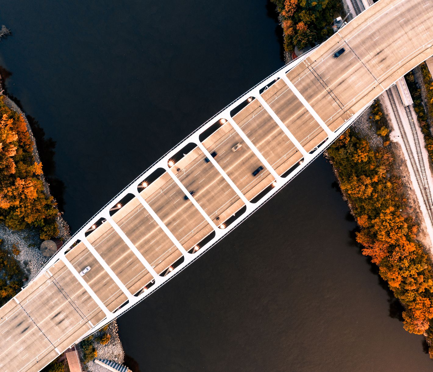 Die Korean War Veterans Memorial Bridge führt über den Cumberland River in die Innenstadt von Nashville.