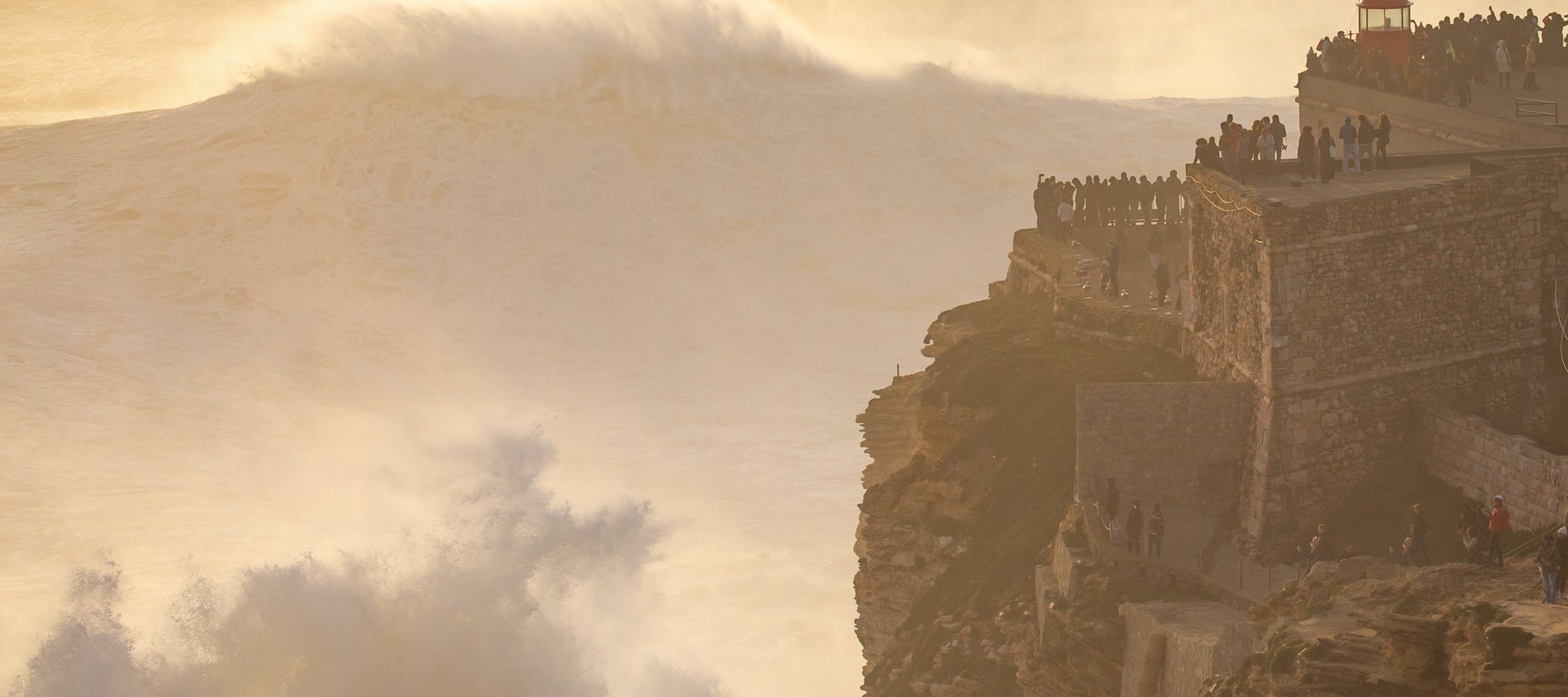 Surfspot Nazaré: Hier brechen die höchsten surfbaren Wellen der Welt.