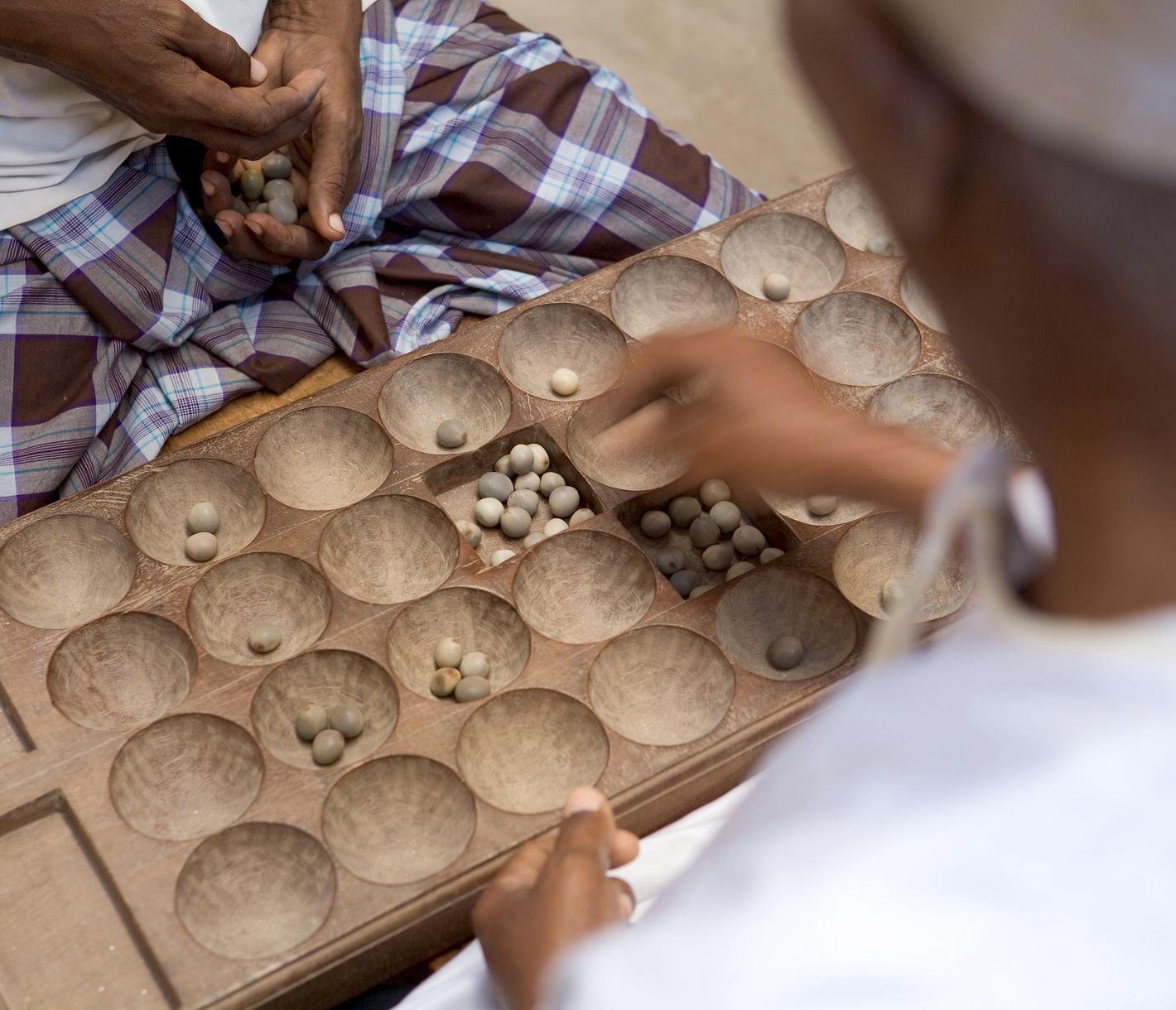 Kenianer bei einem traditionellen Bao-Spiel