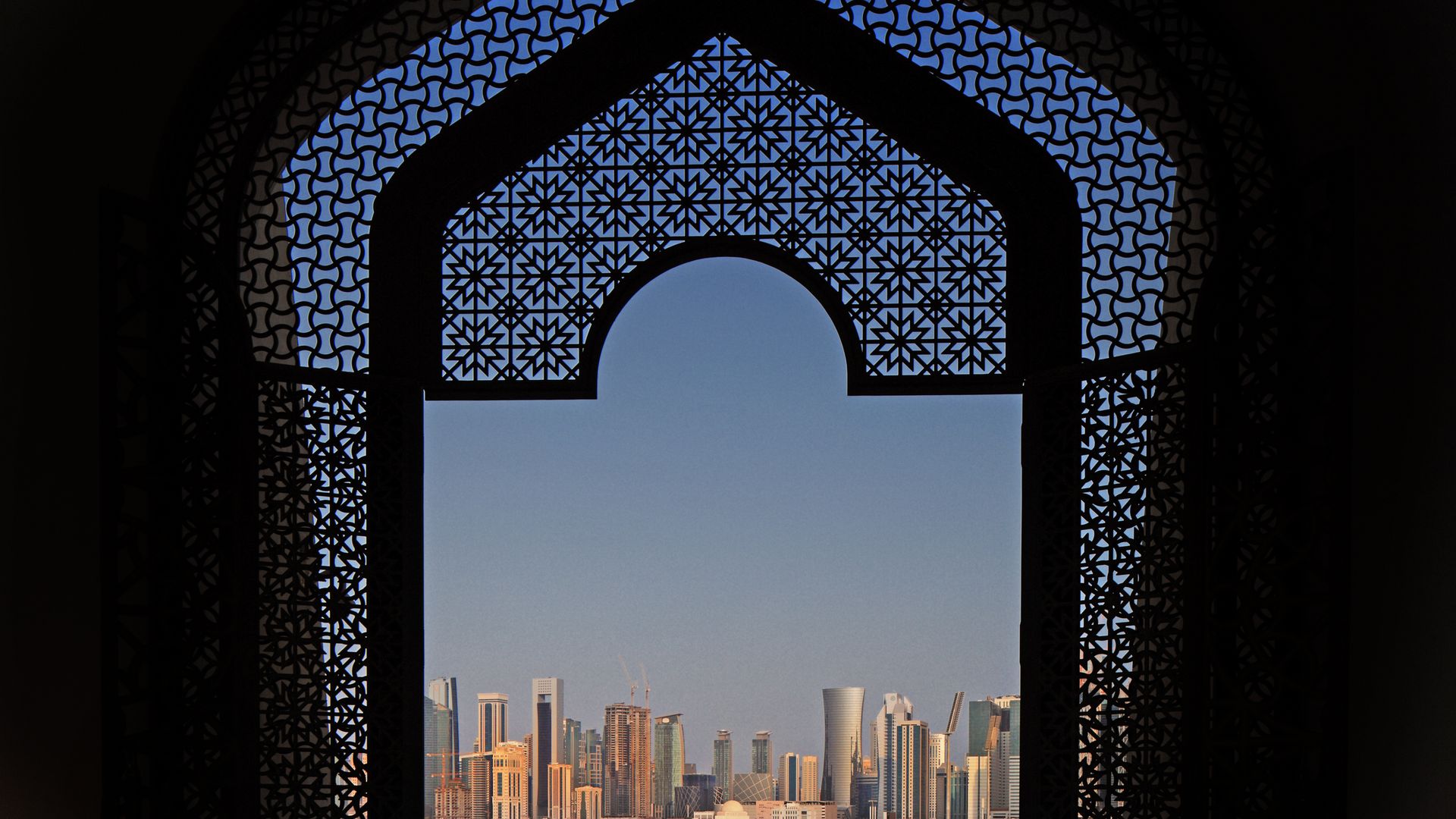 Aussicht auf die beeindruckende Skyline von West Bay aus der Grand Mosque