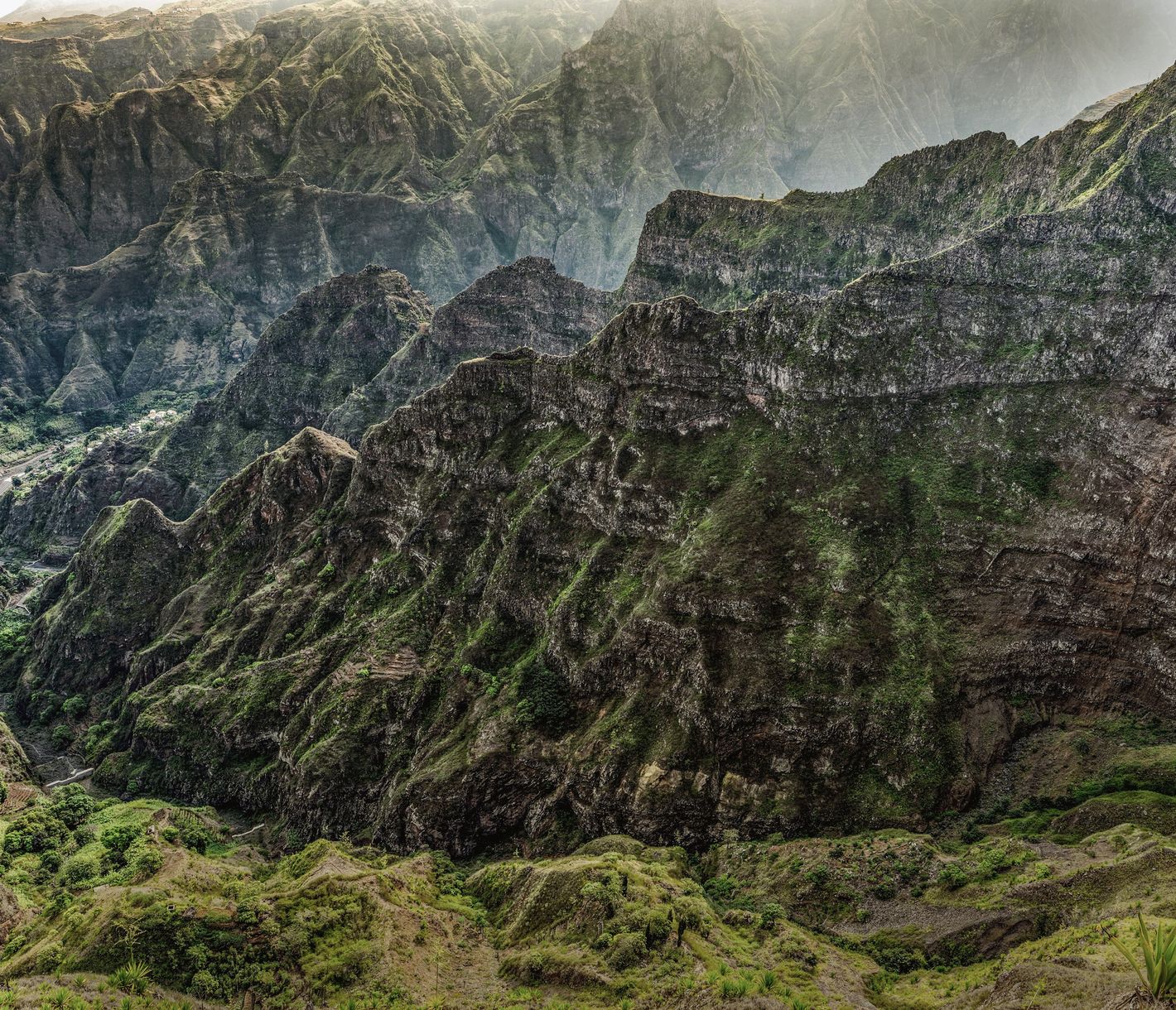 Schroffe Felsen und tiefe Täler sind typisch für Santo Antão.