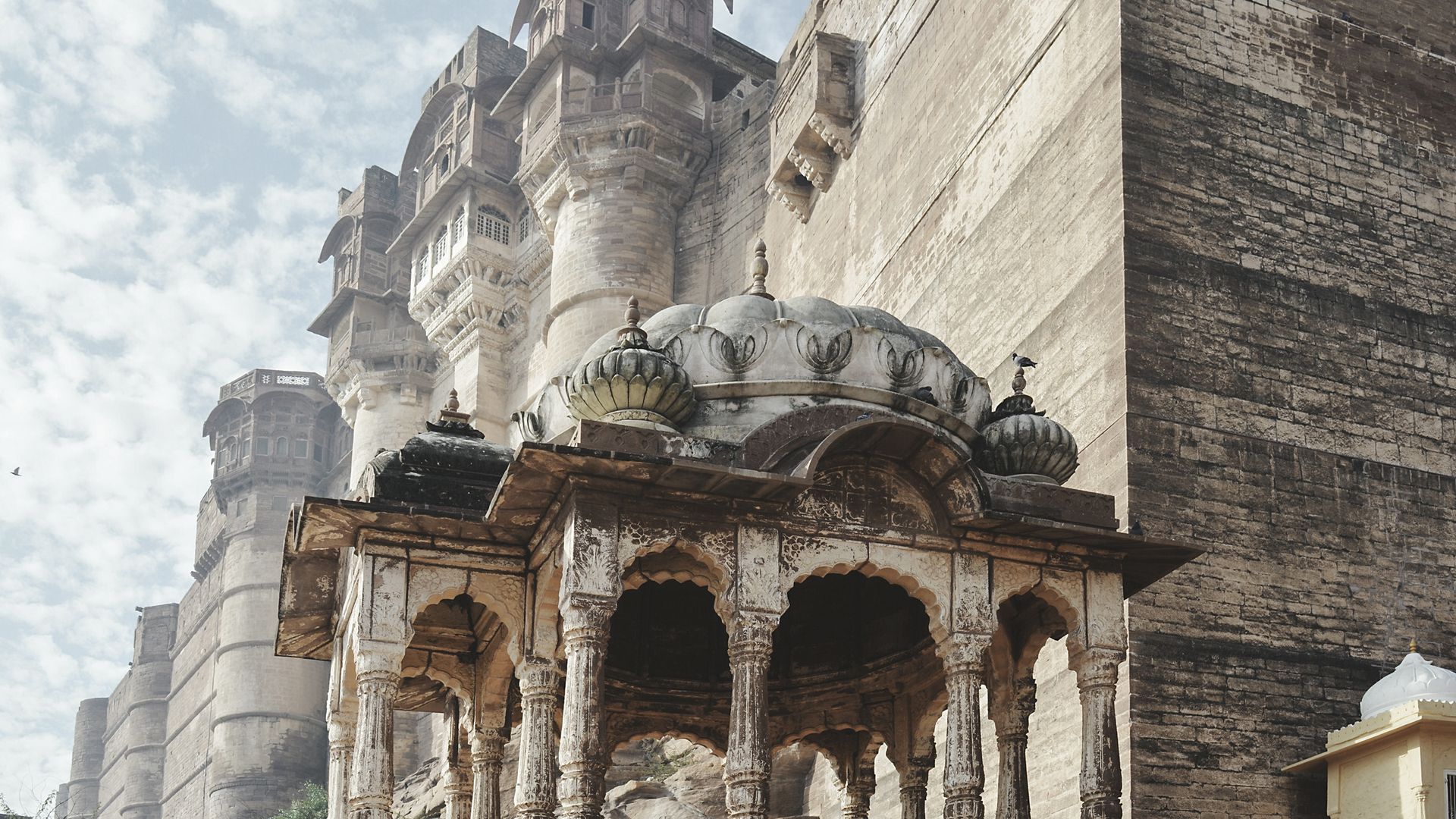 Imposante und massive Wände des Mehrangarh Forts bei Jodhpur