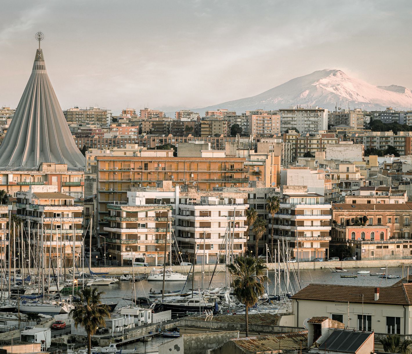 Der moderne Stadtteil mit der imposanten Wallfahrtskirche in Syrakus