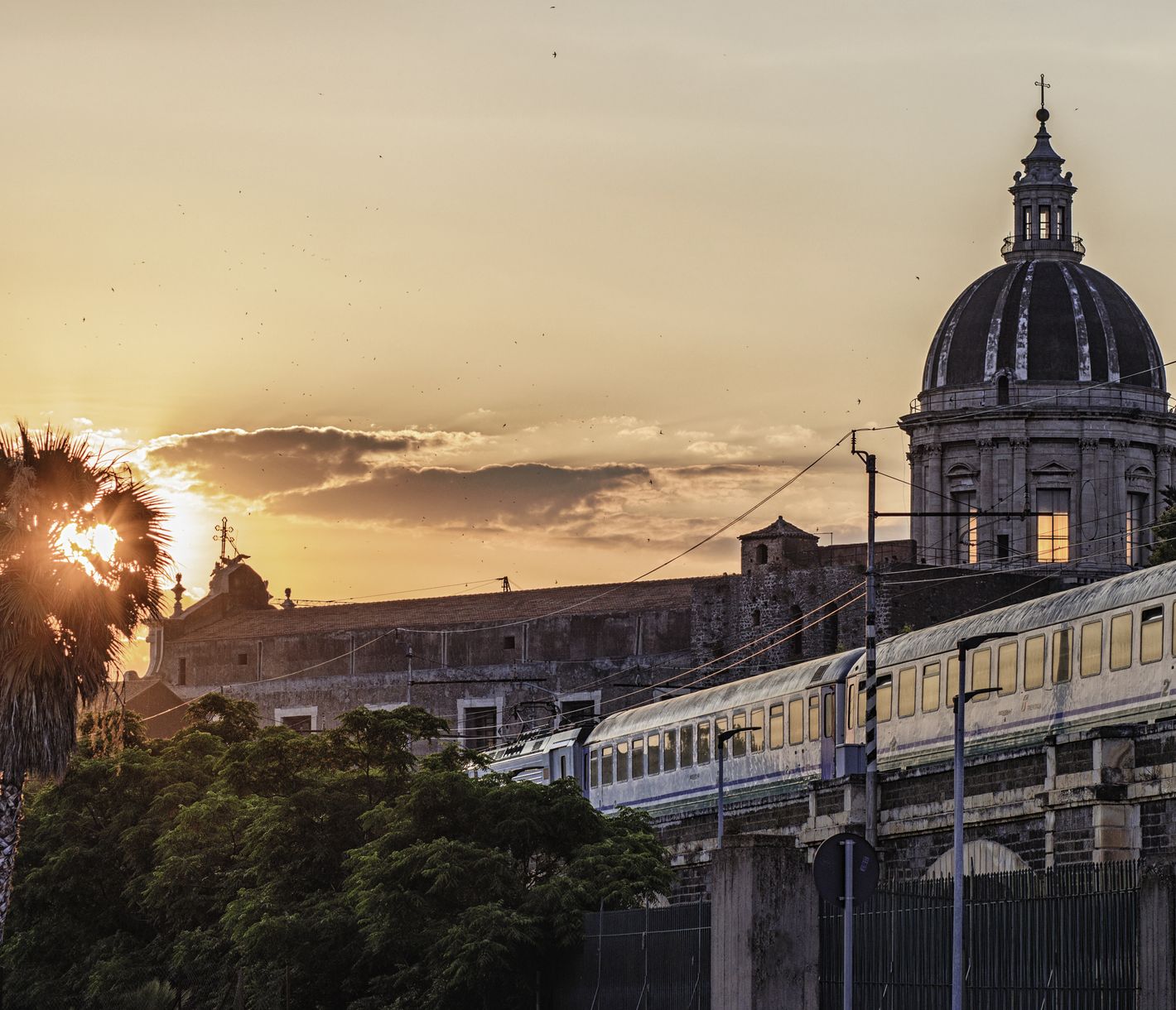 Der Eisenbahnviadukt Archi della Marina beim Hauptbahnhof von Catania