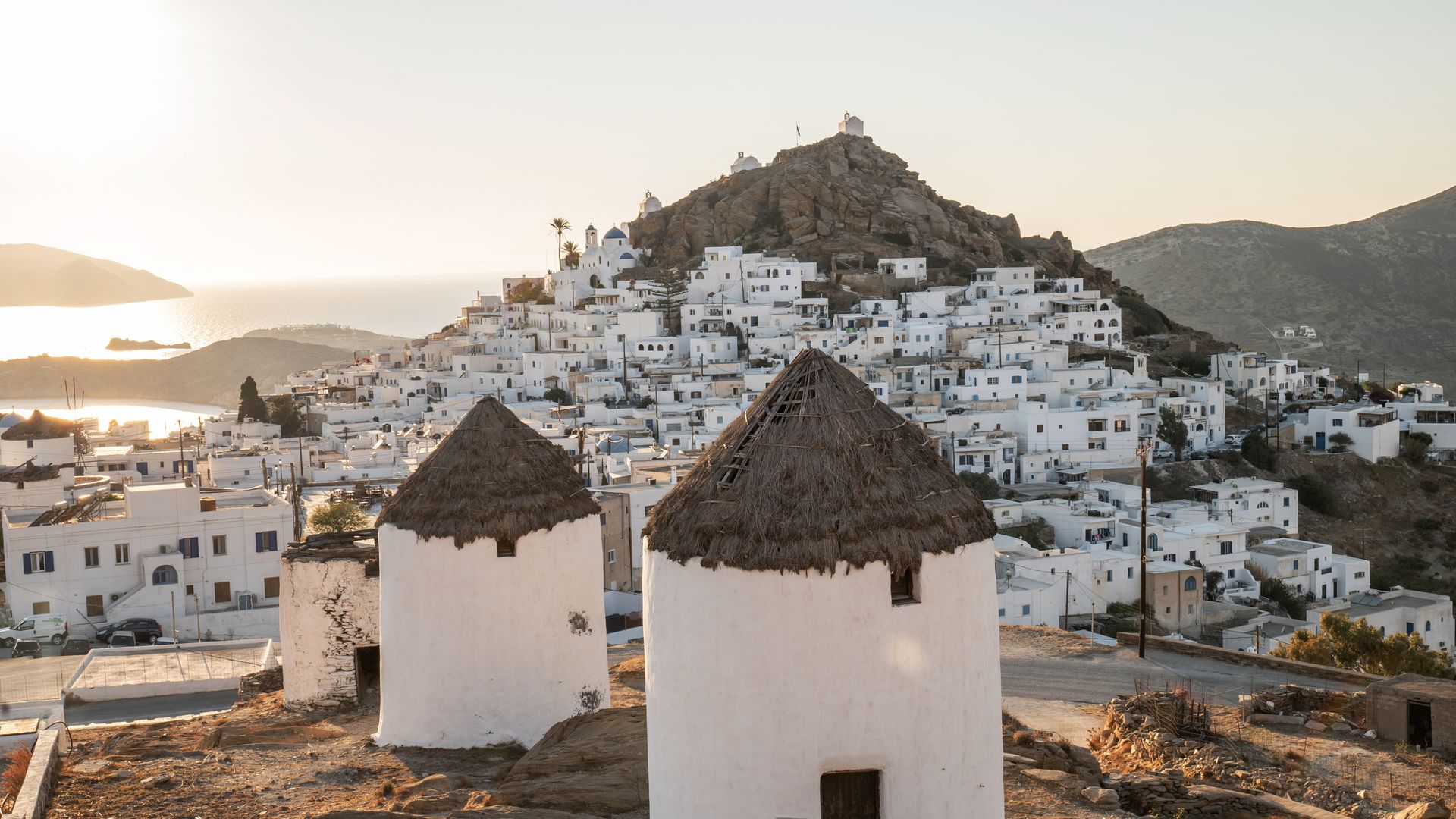 Das Zwielicht taucht Ios und seine Windmühlen in ein besonderes Licht.