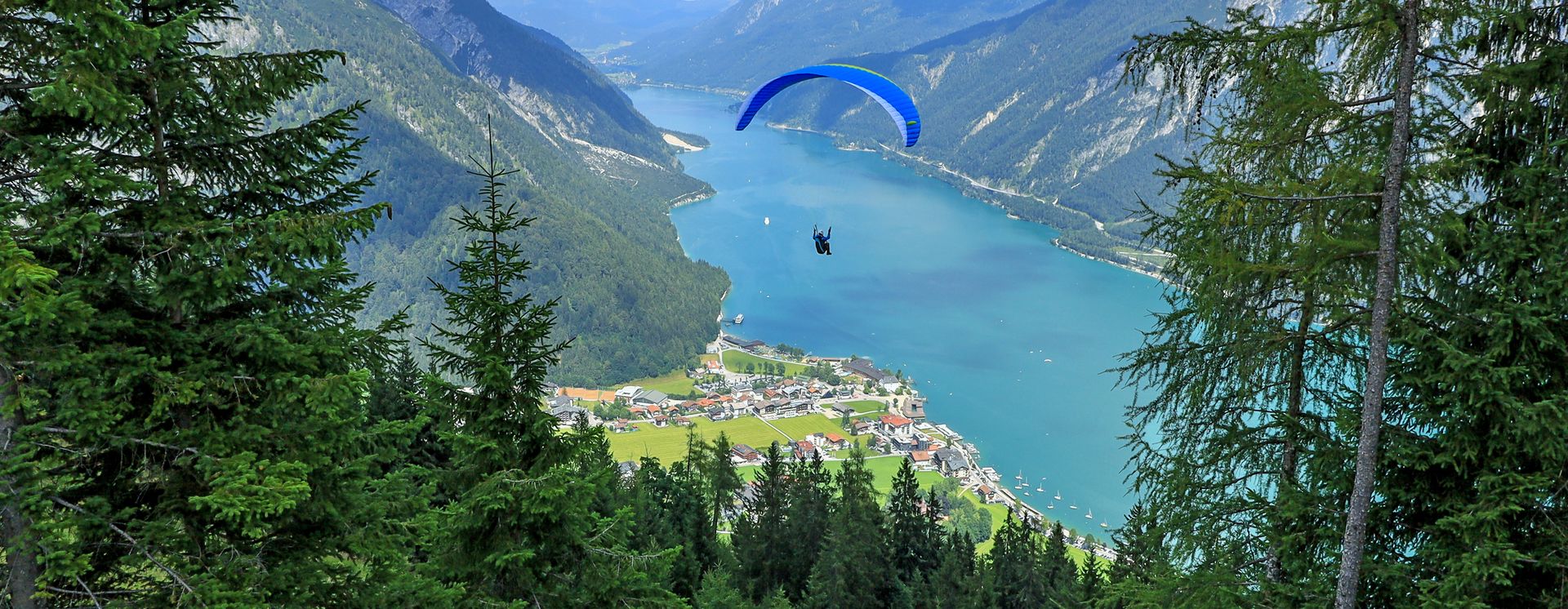 Gleitschirmflieger über dem Achensee
