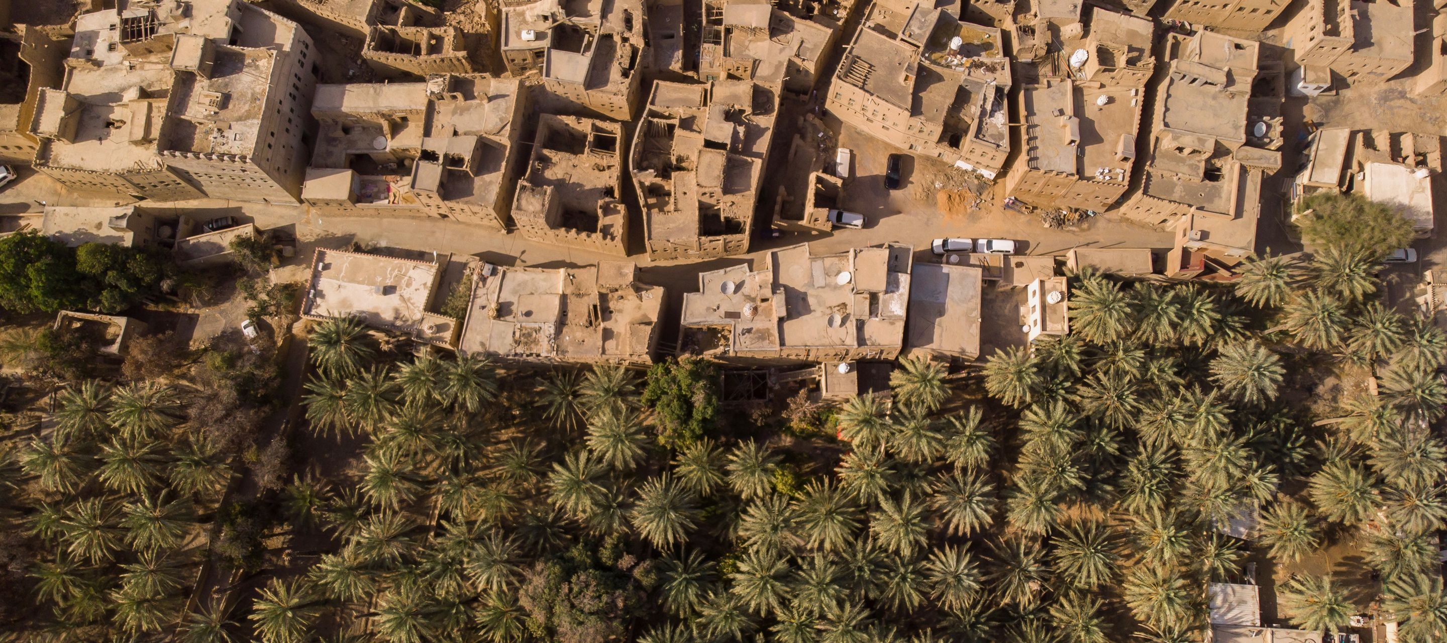 Jahrhundertealtes Al Hamra und seine Dattelplantage