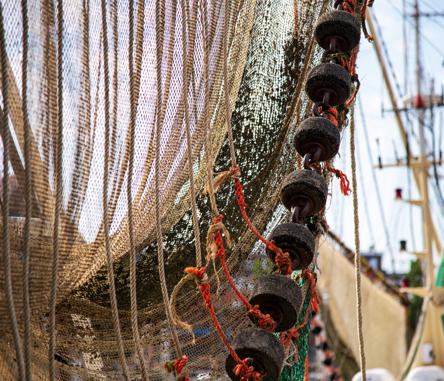 Schleppnetz an einem Fischkutter im Hafen von Harlingen, Provinz Friesland