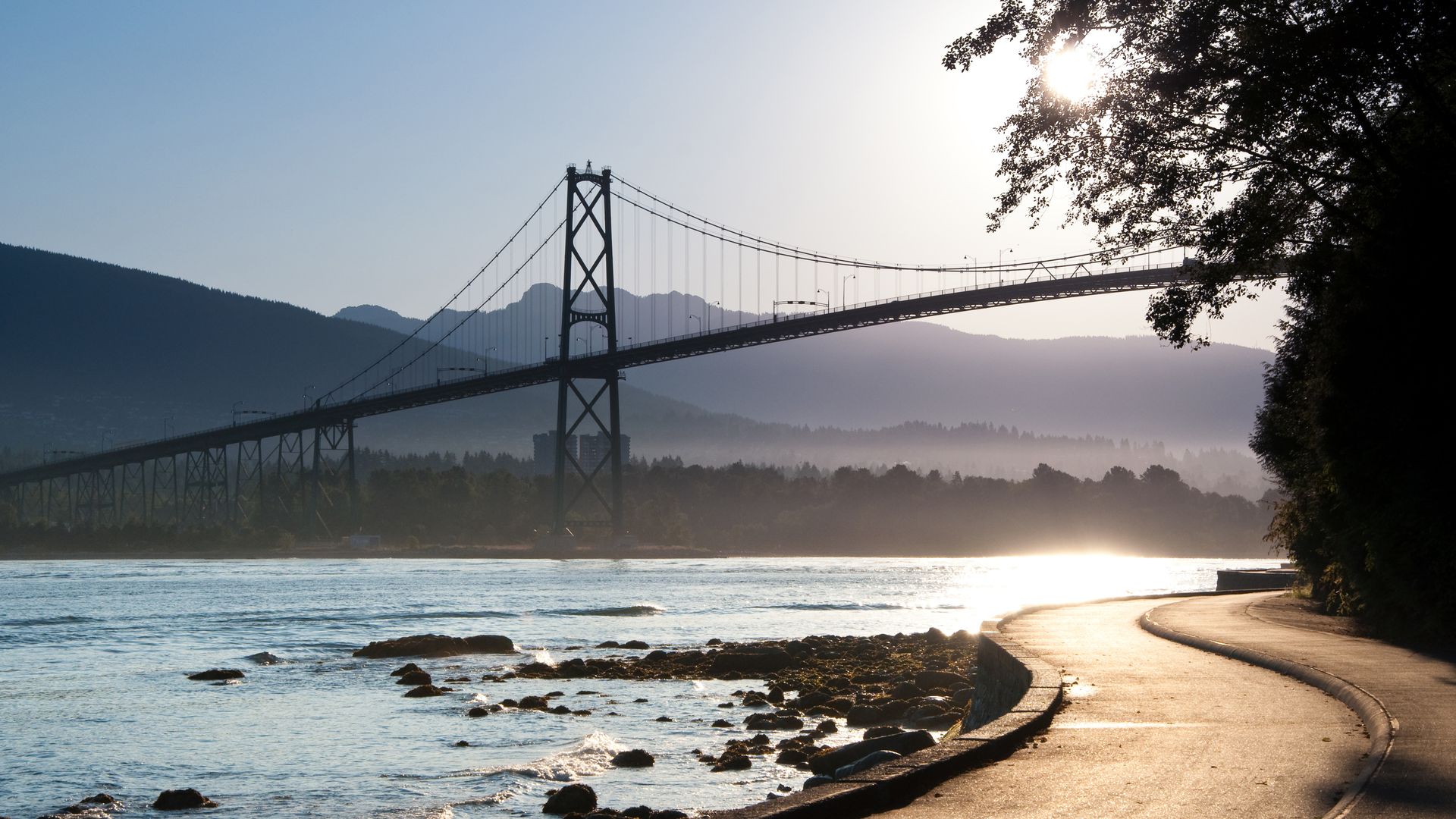 Sicht auf Lions Gate Bridge von Stanely Park aus