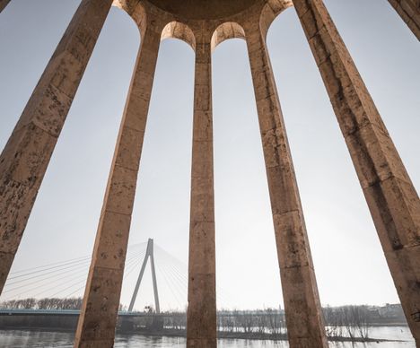 La tour à niveaux de Neuwied au bord du Rhin avec vue sur le pont Raiffeisen