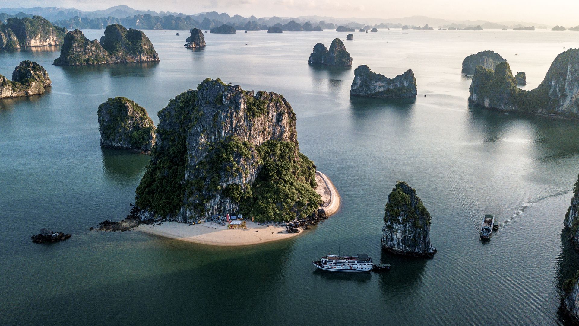 Die Halong-Bucht in ihrer vollen Pracht, auch bekannt als «Bucht des untertauchenden Drachens».