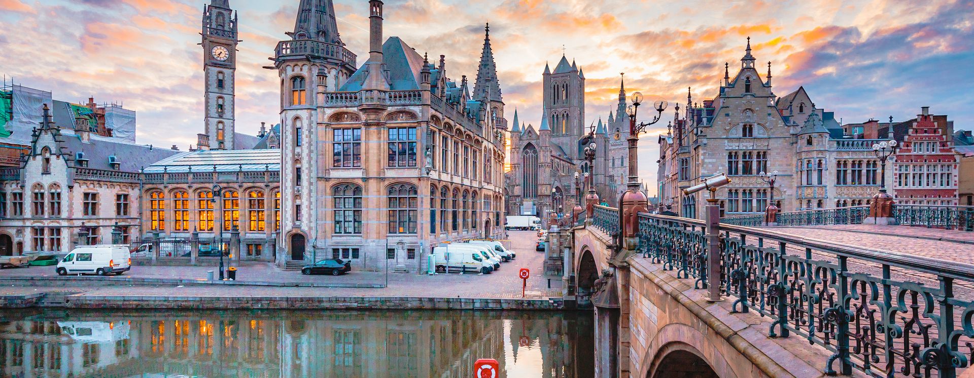 Blick über die St. Michaelsbrücke mit den 3 Türmen von Gent im Hintergrund