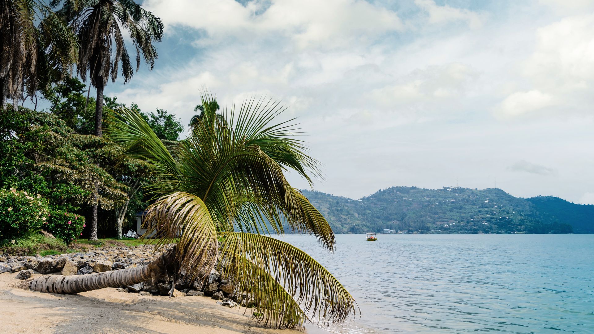 Plage de sable reposante à Gisenyi, au bord du lac Kiwu