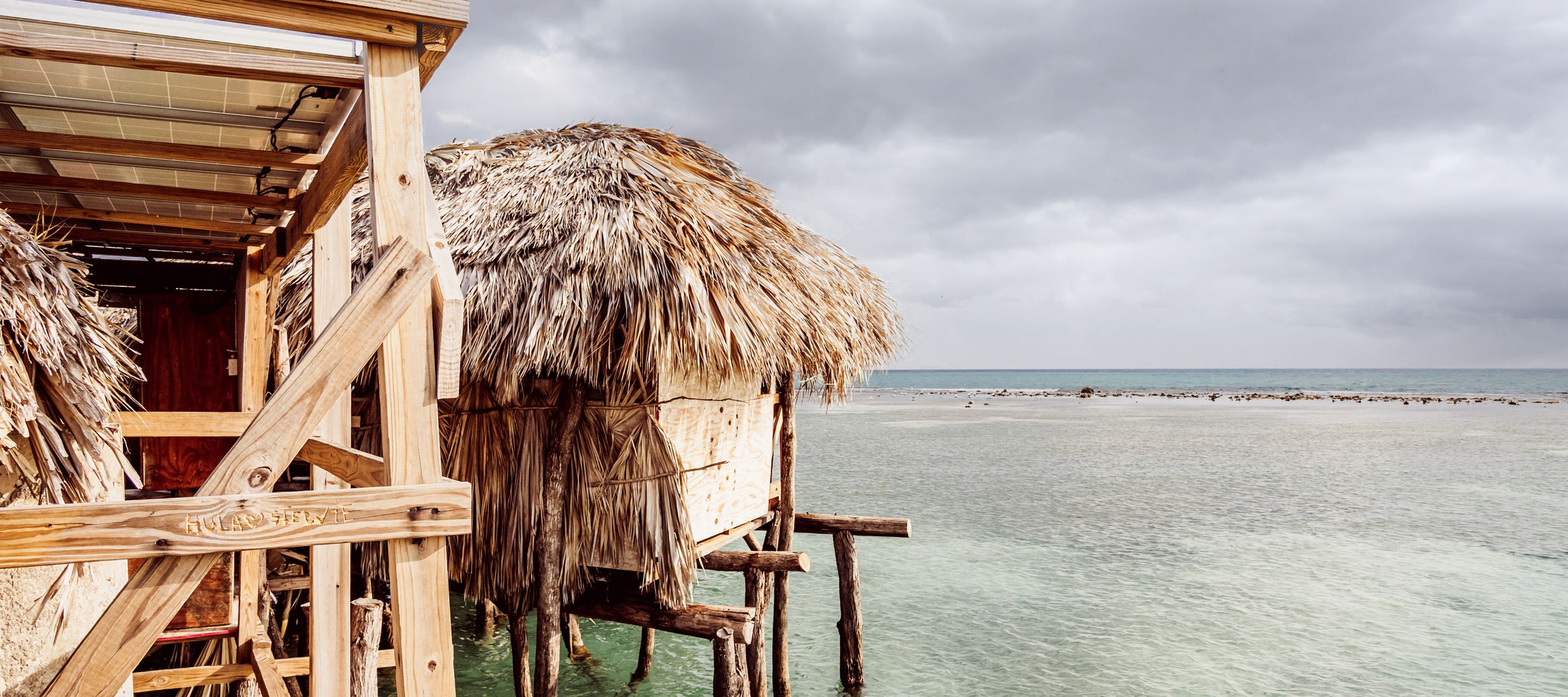 Die rustikale, auf Stelzen gebaute Pelican Bar liegt auf einer Sandbank mitten im Karibischen Meer und ist nur mit dem Boot erreichbar.
