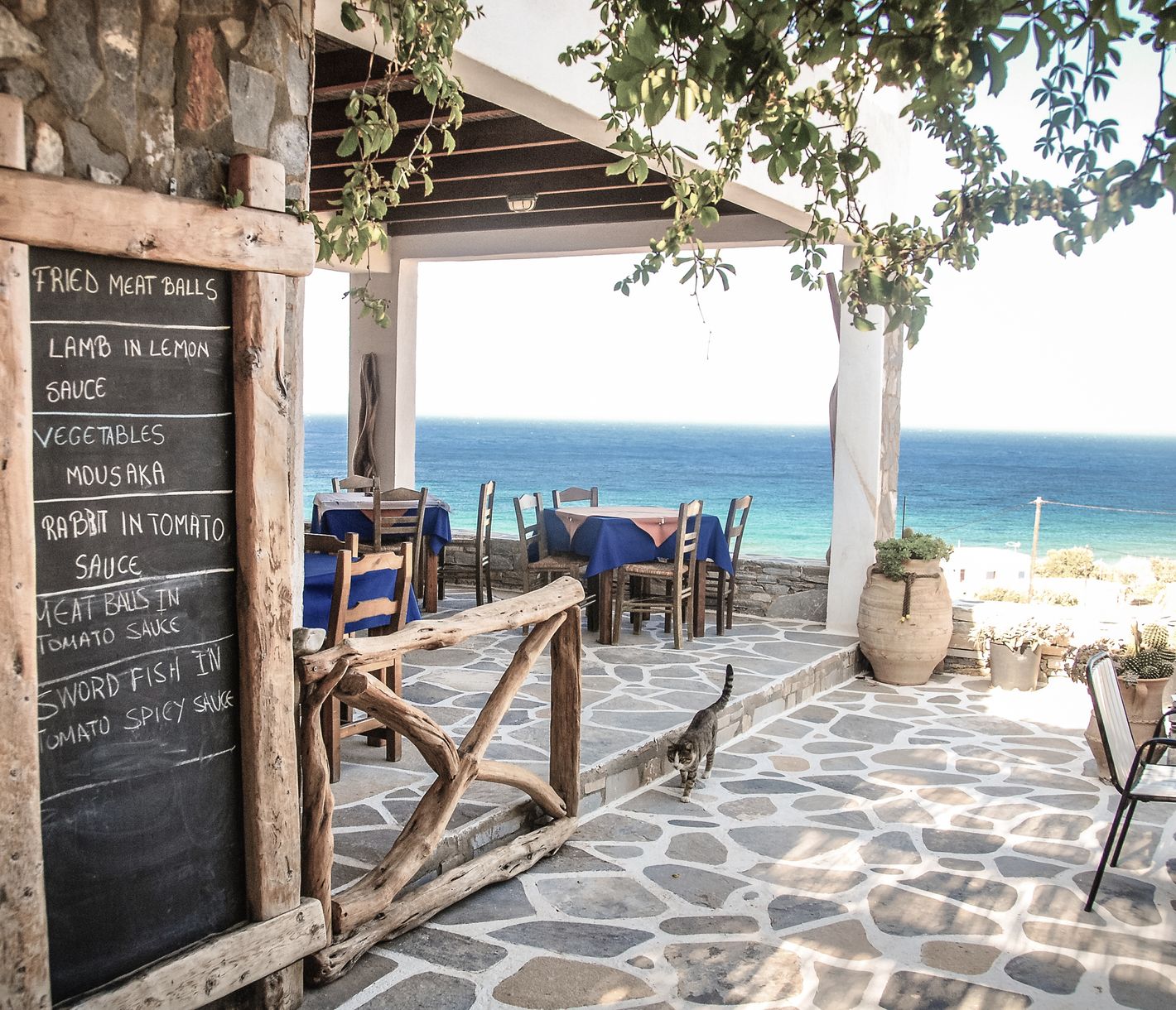 Griechische Taverne mit Ausblick auf Ios