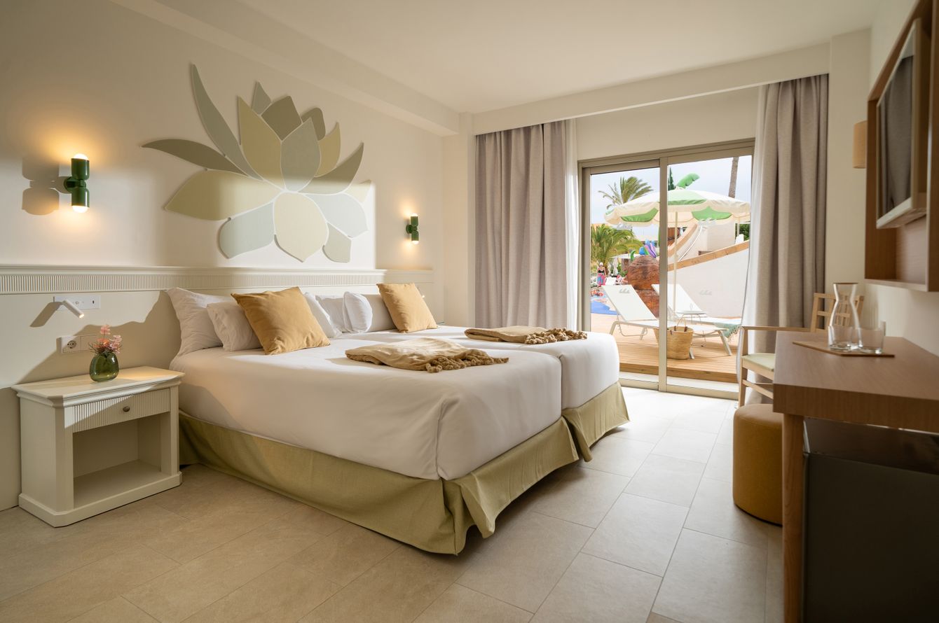 Chambre double avec accès piscine