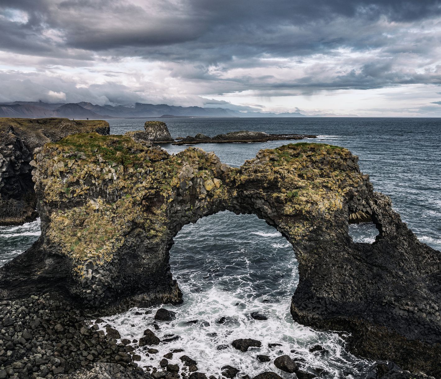 Bizarre Felsformationen entlang der Steilküste von Snaefellsnes
