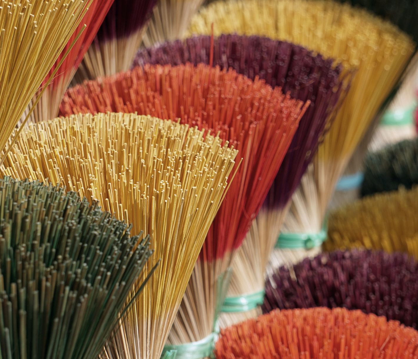 Räucherstäbchen in verschiedenen Duftnoten sind oft an Ständen in der Nähe von Tempeln zu finden.