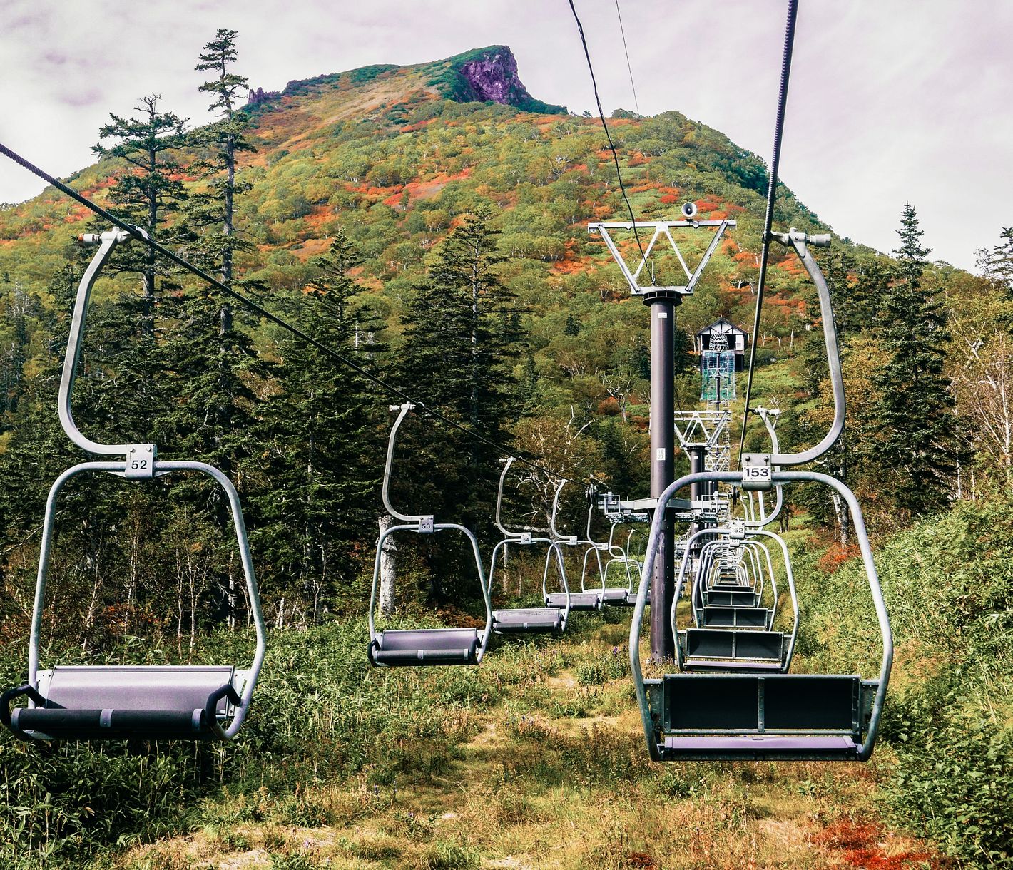Le télésiège du Mont Kurodake offre une ascension spectaculaire au cœur des montagnes du Hokkaido.