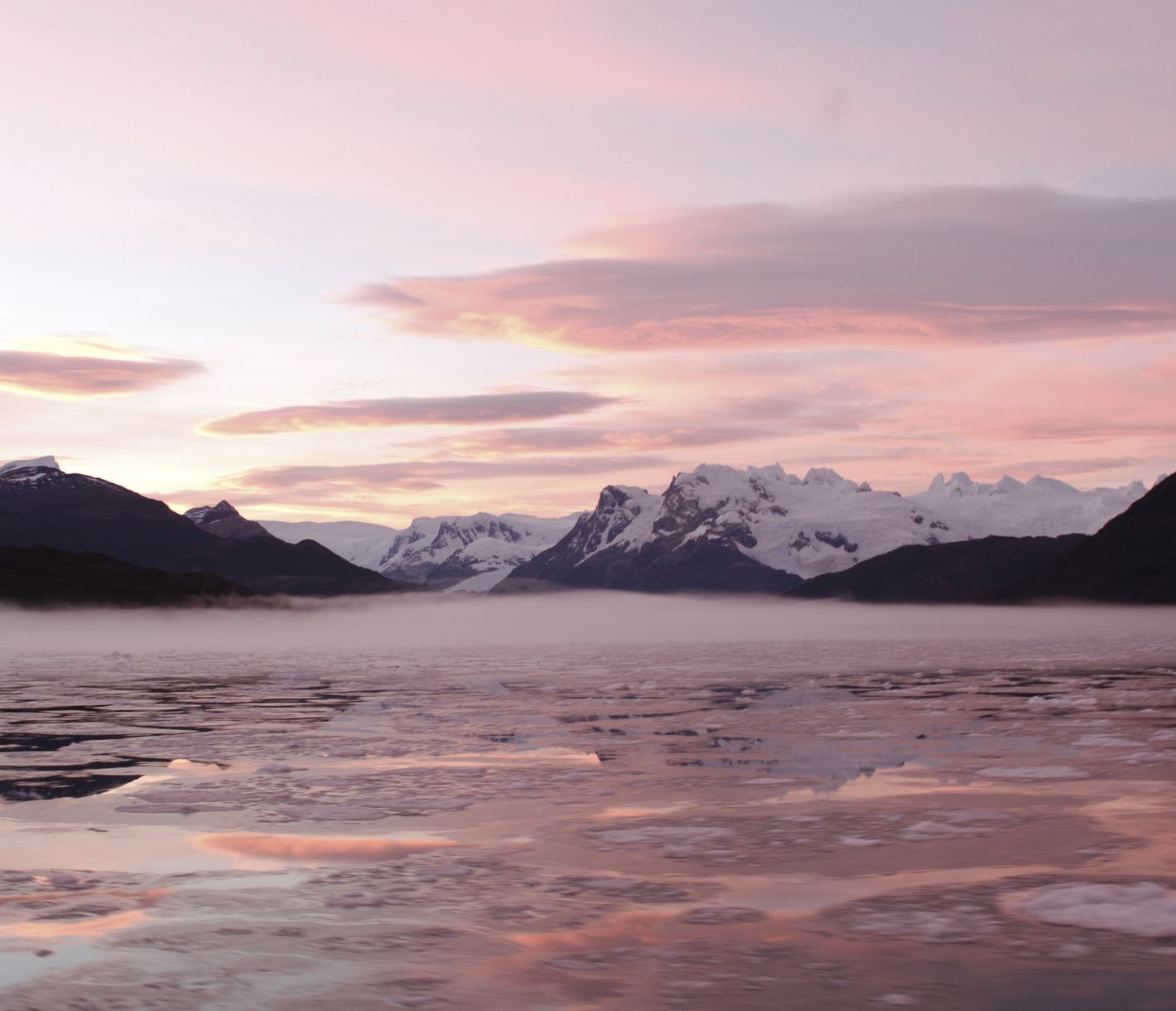 Der Calvo Fjord wird bei Abenddämmerung in ein mystisches Licht getaucht.