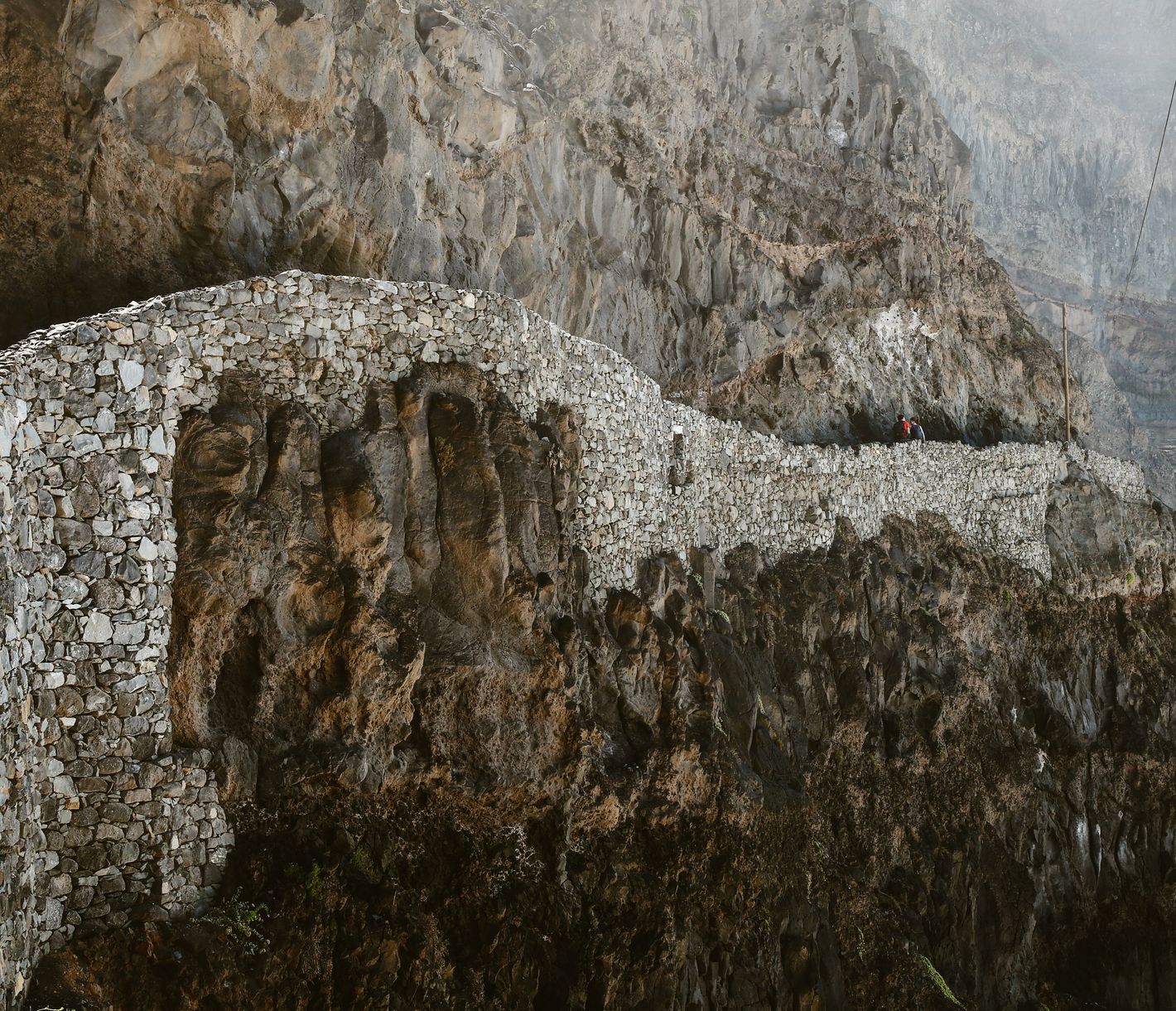 In den Felsen gebauter Wanderweg auf Santo Antão
